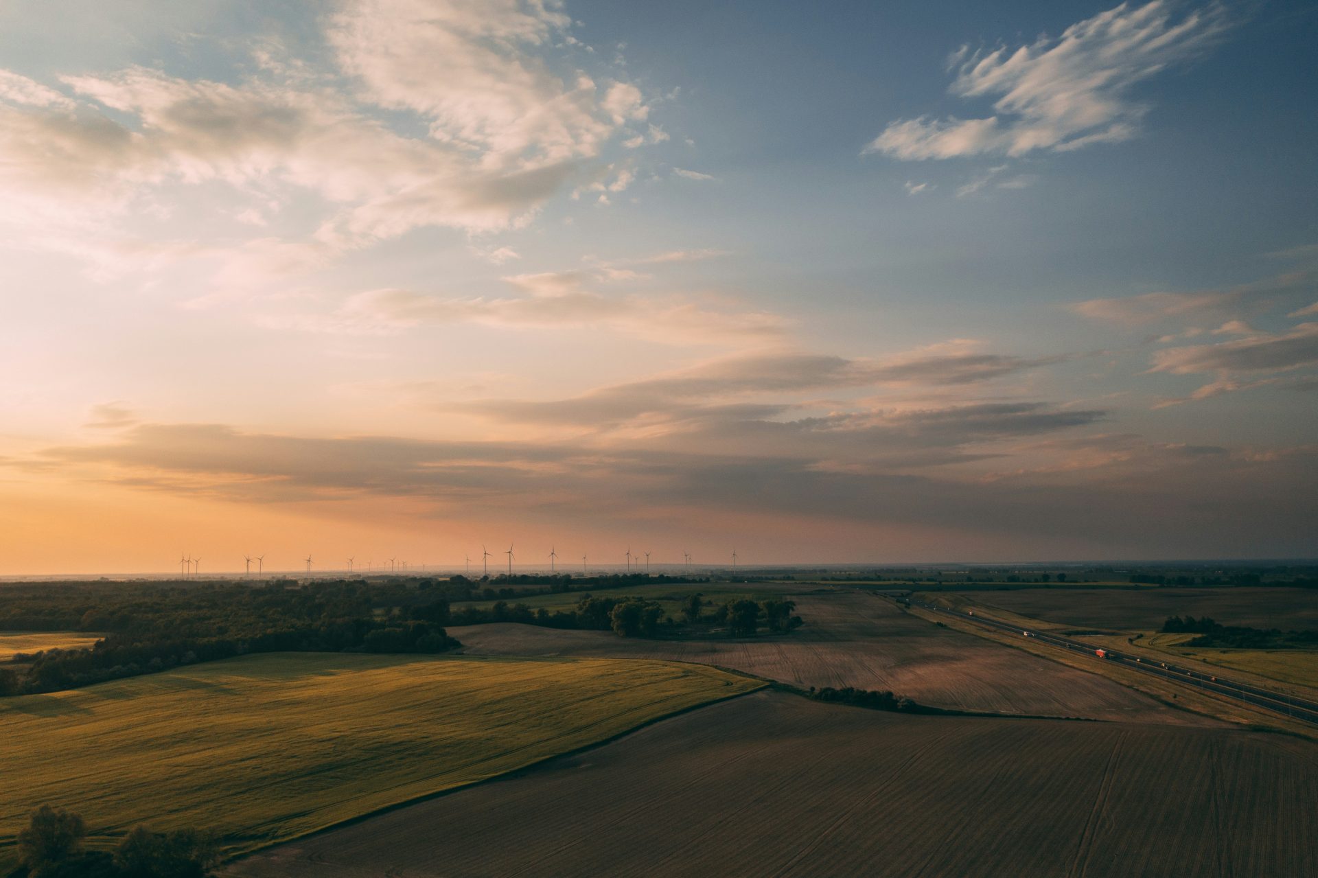 braunes Feld unter weißen Wolken tagsüber